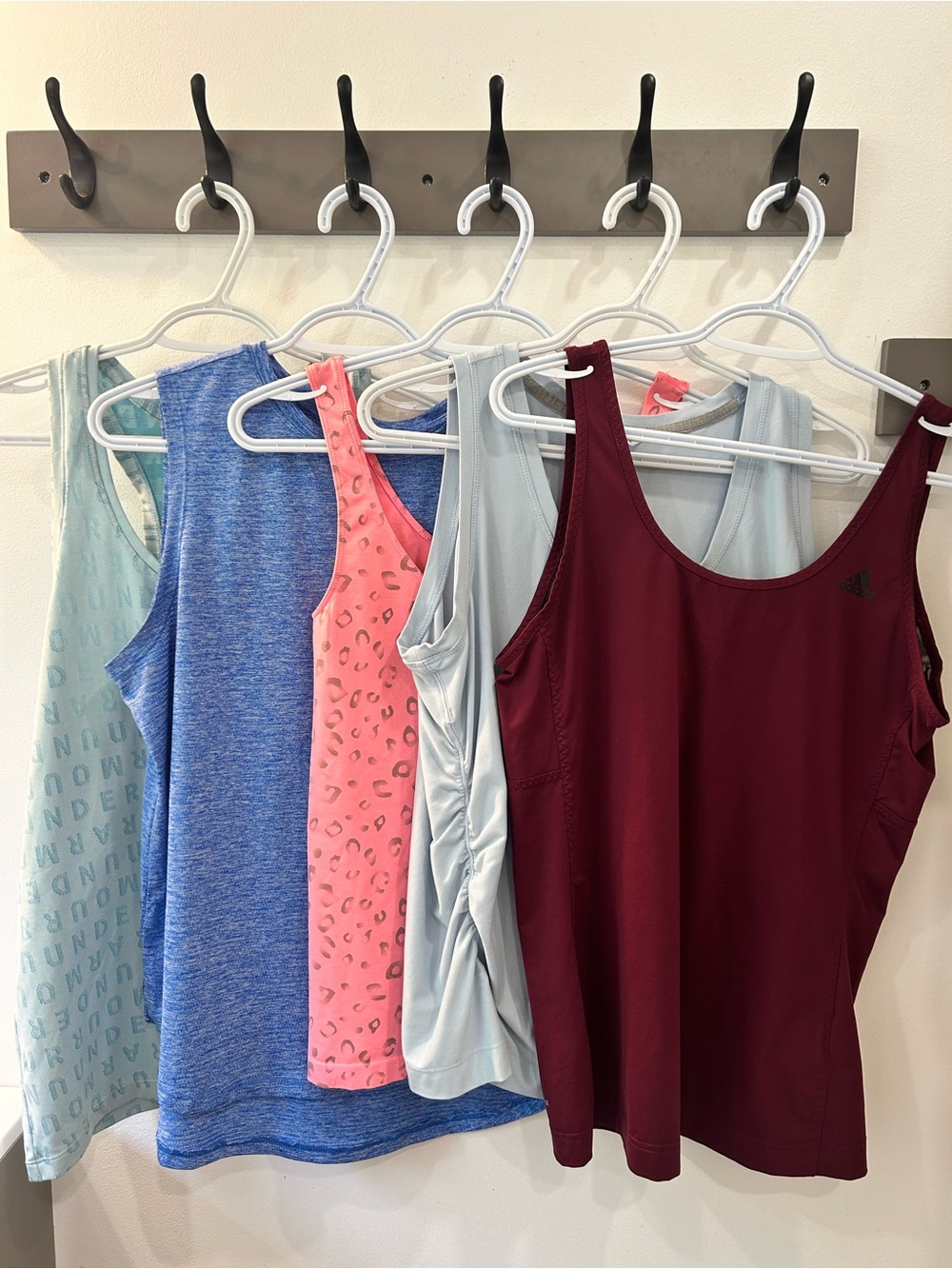 Women’s Large Tank Lot (5 Tops)
